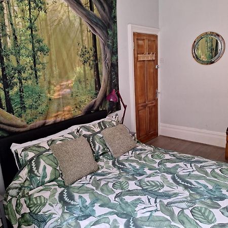 Todmorden Bed & Breakfast - The Toothless Mog Walsden エクステリア 写真