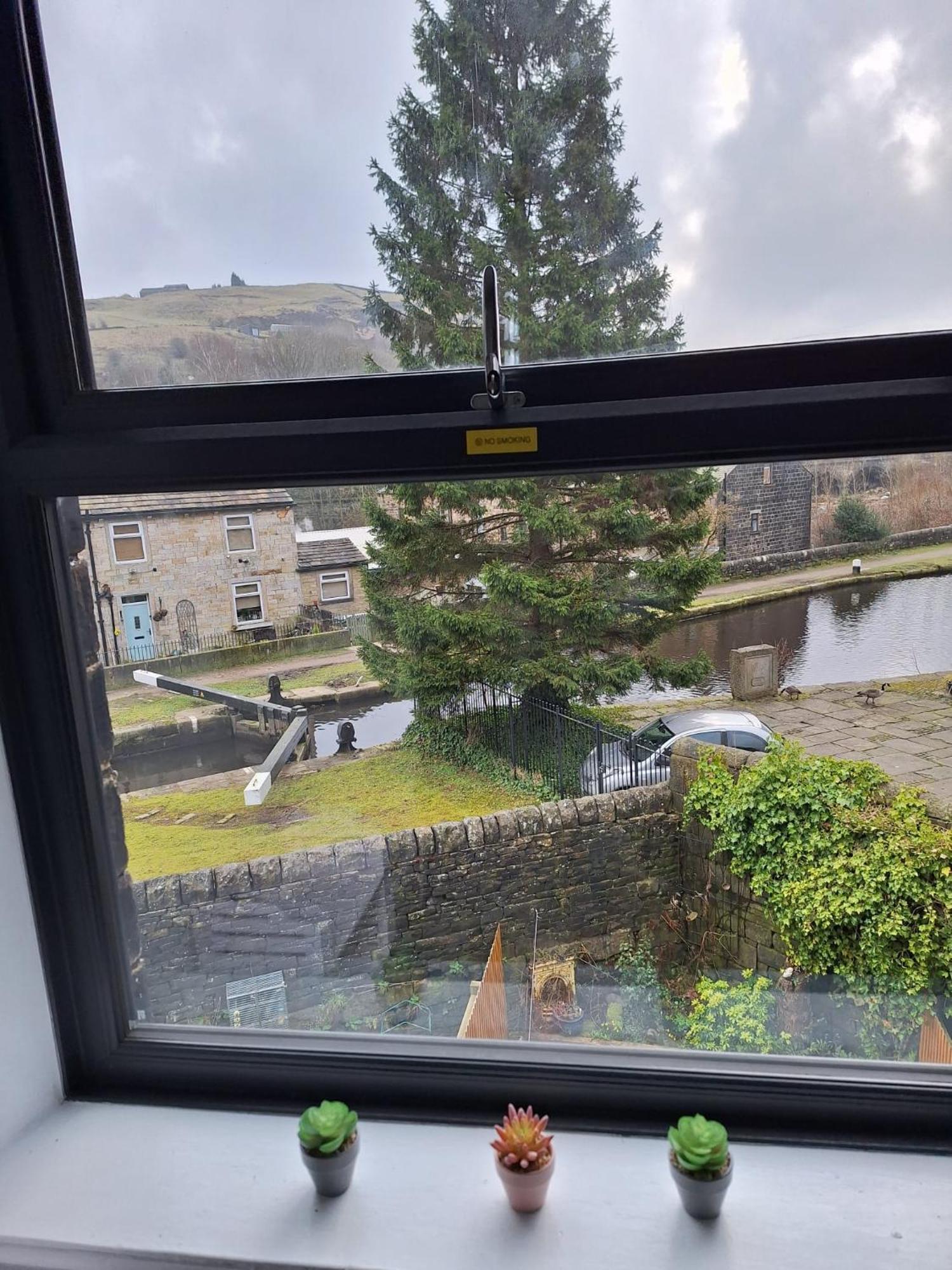 Todmorden Bed & Breakfast - The Toothless Mog Walsden エクステリア 写真