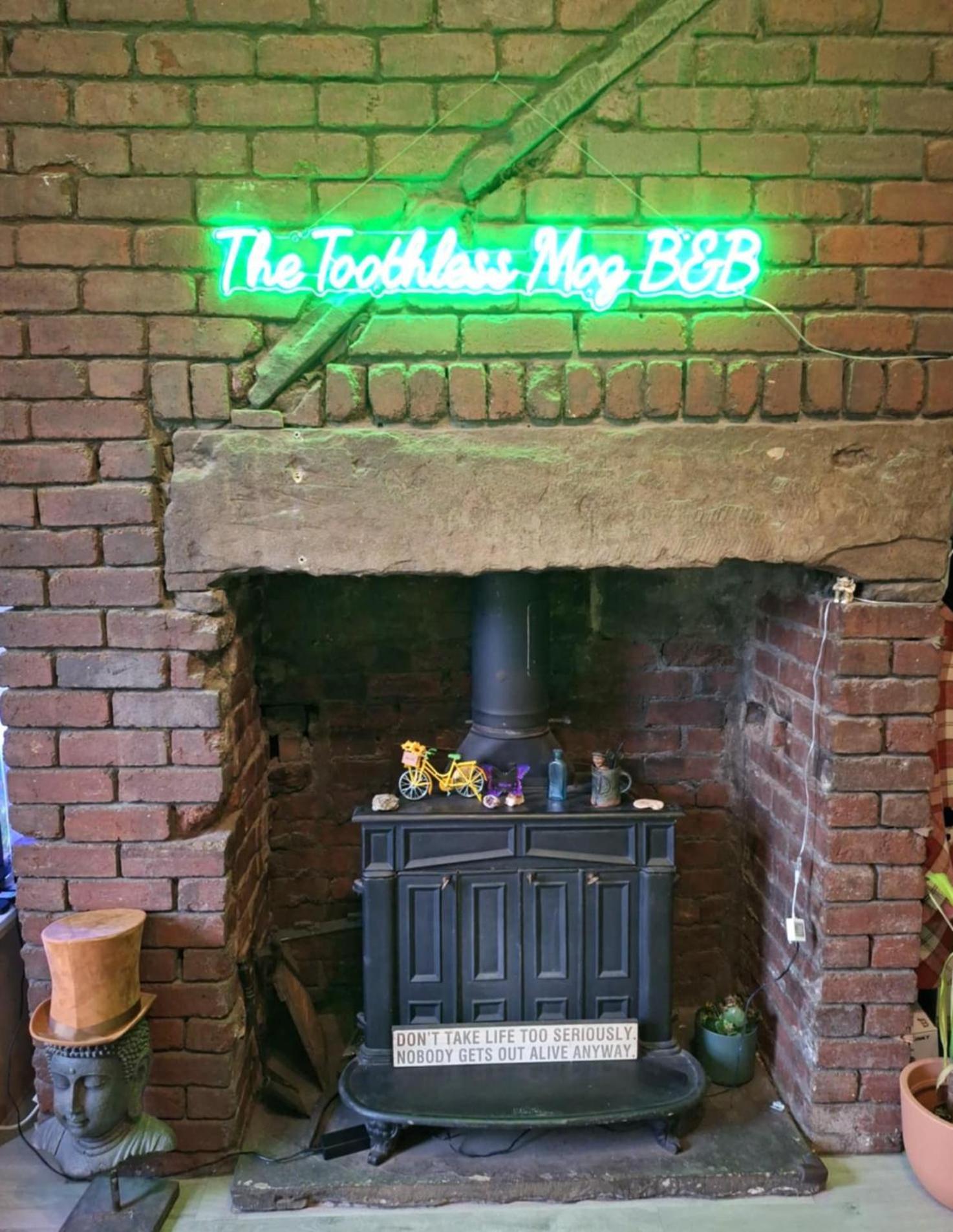 Todmorden Bed & Breakfast - The Toothless Mog Walsden エクステリア 写真